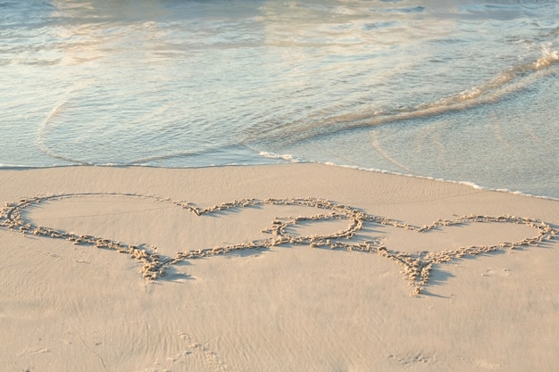 Zwei Herzen In Den Sand Gezeichnet Premium Foto