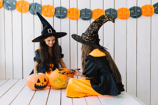 Zwei Hubsche Halloween Hexen Die Kurbise Malen Kostenlose Foto