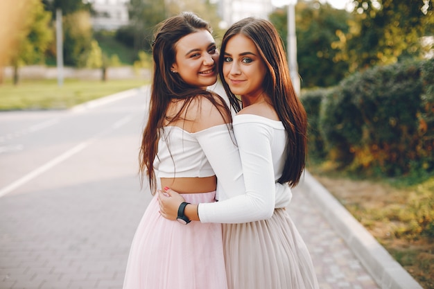 Zwei Hübsche Mädchen In Einem Sommerpark Kostenlose Foto 