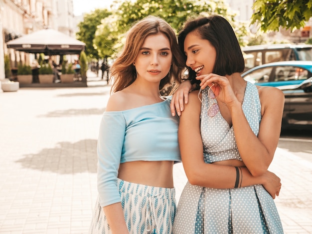 Zwei Junge Schöne Lächelnde Hipster Mädchen In Trendigen Sommerkleidern Sexy Sorglose Frauen 