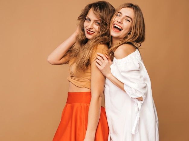 Zwei Junge Schöne Lächelnde Mädchen In Der Modischen Sommerkleidung Sexy Sorglose 