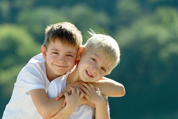 Zwei Kleine Jungen Umarmen Sich Draussen Konzept Der Freundschaft Und Bruderlichkeit Premium Foto