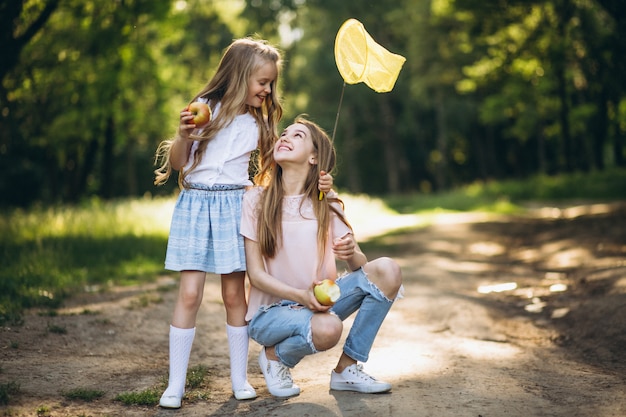 Zwei Kleine Madchen Die Schmetterlinge Fangen Kostenlose Foto