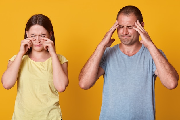 Zwei Leute Stehen Vor Der Kamera Frau Weint Und Sieht Enttauscht Aus Mann Halt Die Hande An Den Schlafen Und Mag Das Verhalten Ihrer Freundin Nicht Liebe Beziehung Menschen Emotionen Konzept