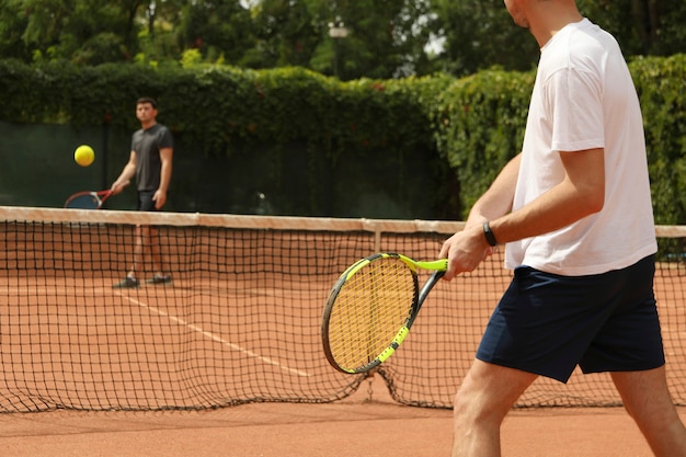 Zwei Manner Die Tennis Auf Sandplatz Spielen Premium Foto