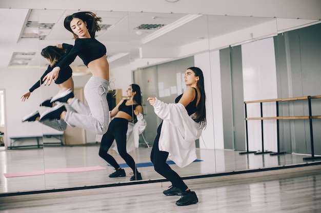 Zwei Schone Schlanke Madchen Tanzen Und Gymnastik In Der Tanzhalle Kostenlose Foto