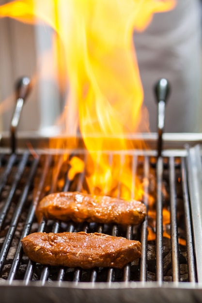 Zwei stücke mariniertes rindfleisch gebraten auf kohlen