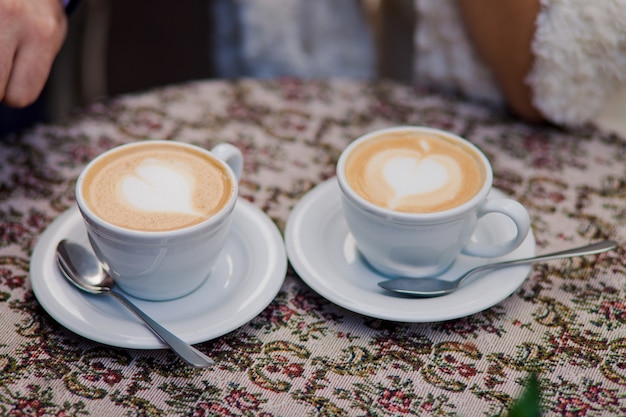 Zwei Tassen Kaffee Mit Milch Stehen Auf Dem Tisch Kostenlose Foto