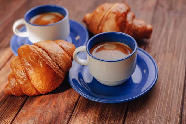 Zwei Tassen Kaffee Und Croissants Kostenlose Foto