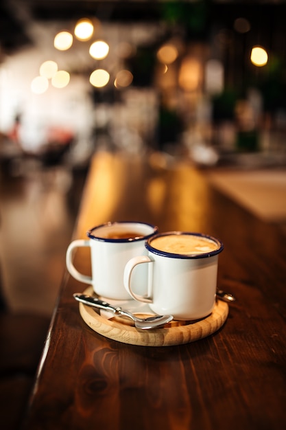 Zwei Tassen Mit Morgenkaffee Auf Einem Holzbrett Premium Foto
