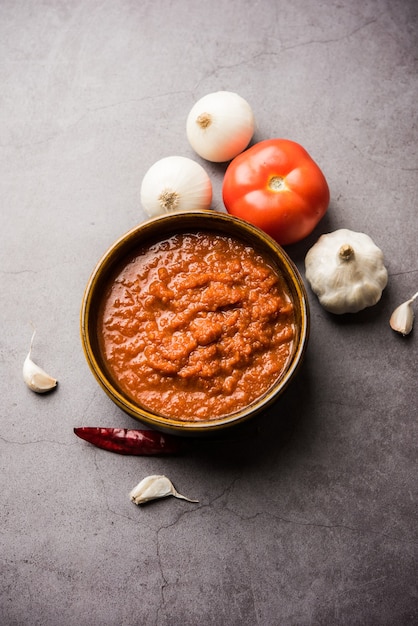 Zwiebel-tomaten-masala oder püree für indische soße, serviert in einer ...