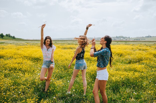 Группа людей в поле. Девушка в желтом поле. Фото с 3 подругами в поле. Фото в желтом поле девушка. История съемки двух подруг в поле с желтыми цветами.
