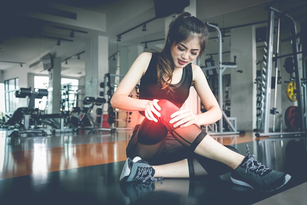 Азиатские травмы женщины во время тренировки на колене в фитнес ...