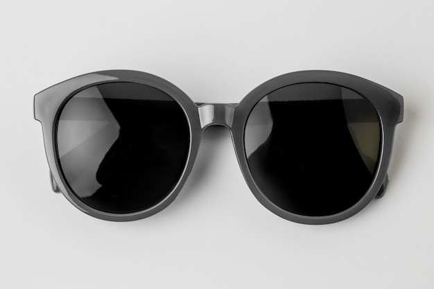Солнцезащитные очки на белом фоне