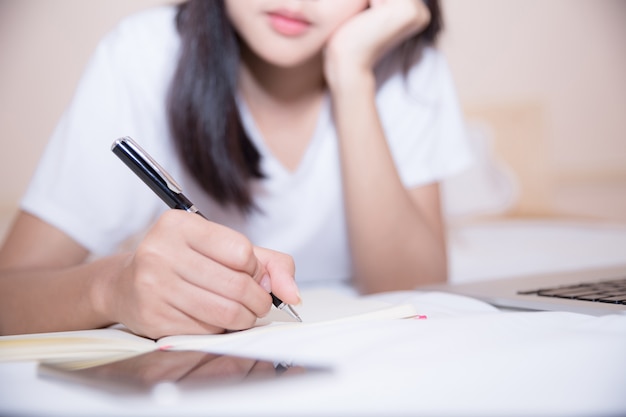朝でもベッドでの勤勉は成功の秘訣です 無料写真
