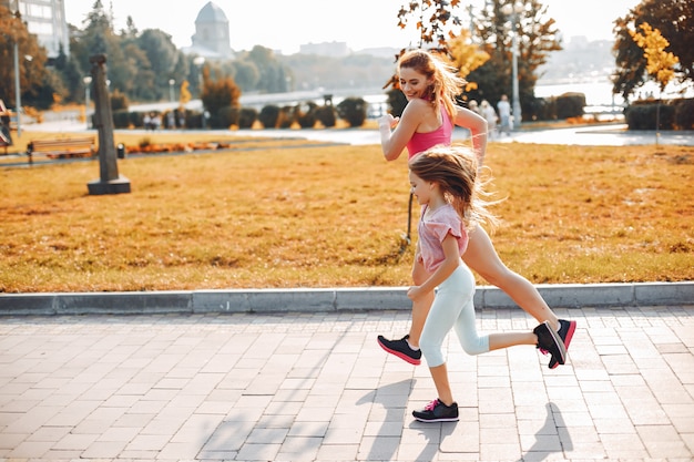 Спортивная семья в летнем парке Бесплатные Фотографии