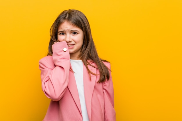 爪をかむ白人のかわいい女の子 神経質で非常に心配しています プレミアム写真