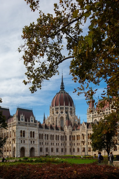 ブダペスト市のハンガリー国会議事堂 プレミアム写真