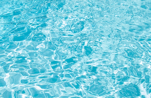 青いスイミングプールは水の詳細を波立たせた 無料の写真