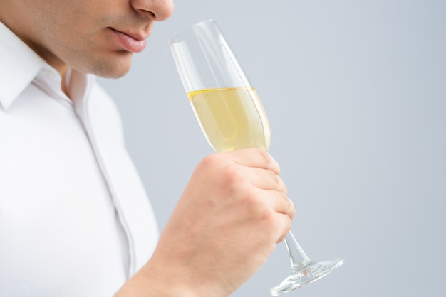Крупным планом мужчина пьет шампанское из кубка | Бесплатно Фото