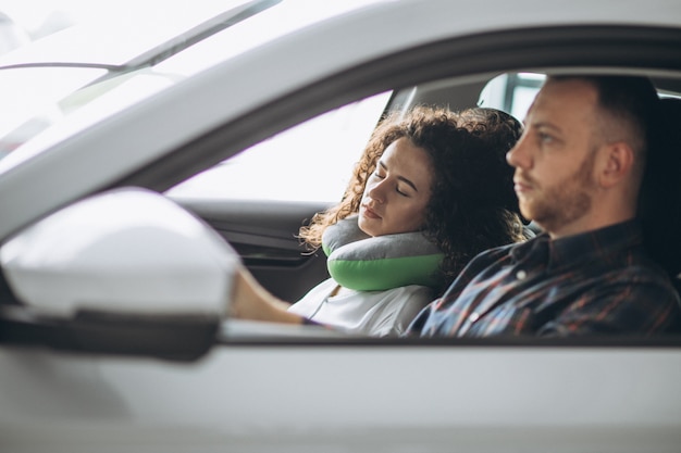 車の枕の上の車で寝ている女性 無料の写真