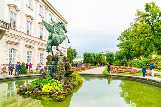 オーストリア ザルツブルク ミラベル宮殿と庭園を歩く観光客 プレミアム写真