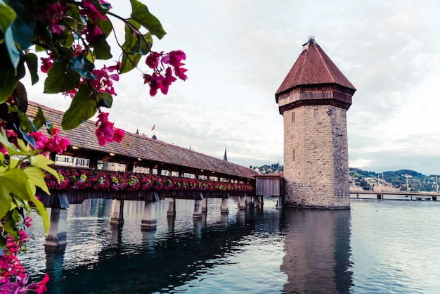スイスの有名なカペル橋があるルツェルンの歴史的な市内中心部。