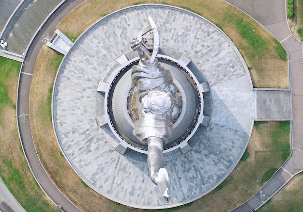 キエフ ウクライナの首都 ドローンからの空撮 祖国記念碑 プレミアム写真
