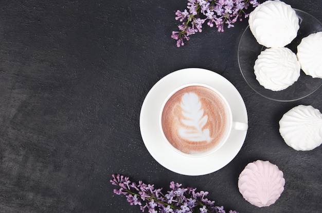 ライラックの花とマシュマロとコーヒーのカップ プレミアム写真