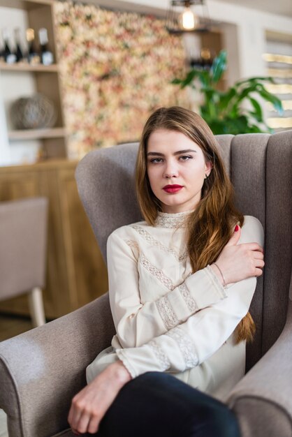 Krasivaya Molodaya Devushka S Professionalnoj Makiyazh I Pricheska Sidya V Restorane Premium Foto