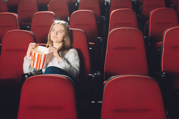 女の子 映画館 ポップコーン 映画館 無料の写真