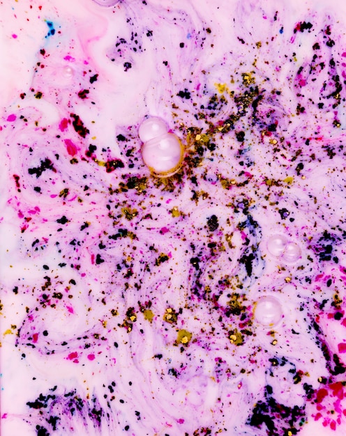 ピンク色の表面上に混在したホリカラーパウダーから出てくる気泡 無料の写真