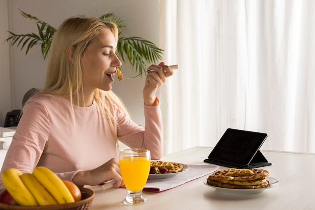 女の子 食べる ワッフル タブレット 無料の写真