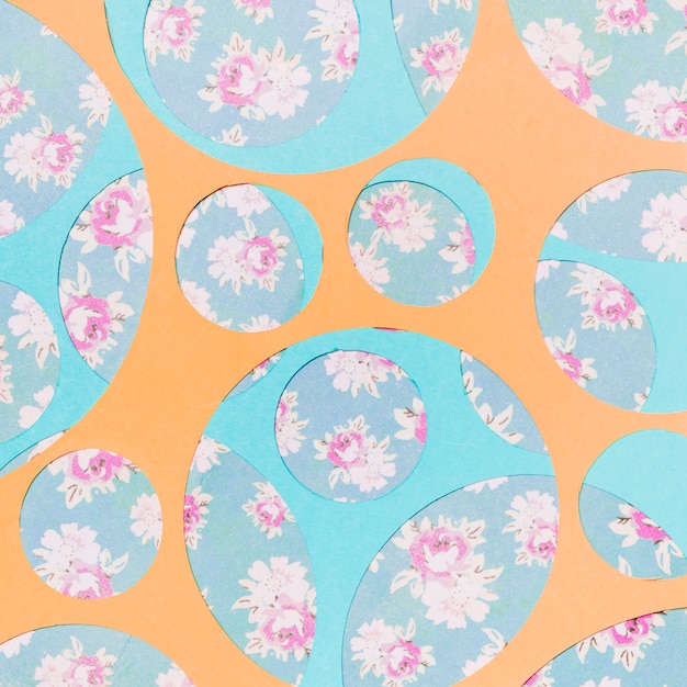 花柄の壁紙上の幾何学的な円の種類 無料の写真