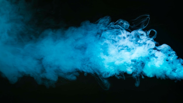 黒い背景に青い煙アートのヒューム 無料の写真