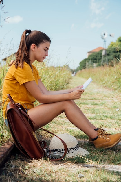 旅行の女の子が彼女の地図をチェック 無料の写真