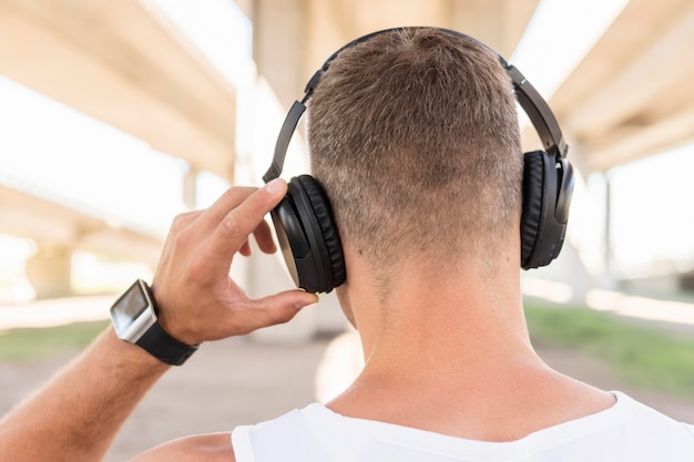Фото человек слушающий музыку