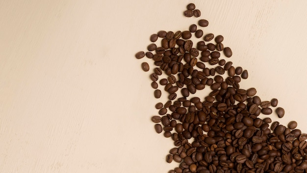 コピースペースとベージュ色の背景にブラックコーヒー豆の品揃え 無料の写真