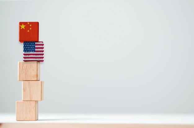Флаг сша и китай печатают экран на деревянном кубике. это символ налоговой преграды между сша и китаем. Premium Фотографии