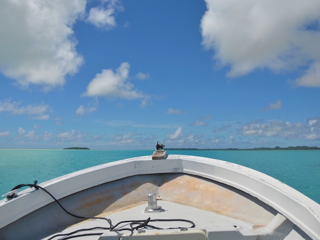 水上の地平線と太平洋に乗っているボートの景色の景観 プレミアム写真