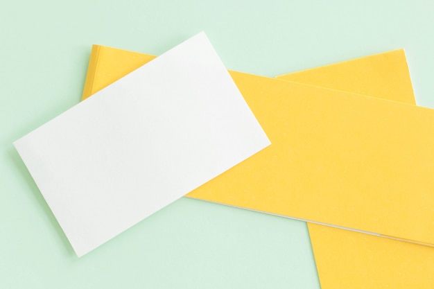 パステル背景 パステル壁紙の創造的なデザインのホワイトペーパーカードのモックアップ プレミアム写真