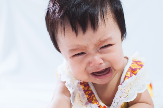 かわいいアジアの赤ちゃんの女の子の肖像画寝る前に疲れて彼女の寝室で