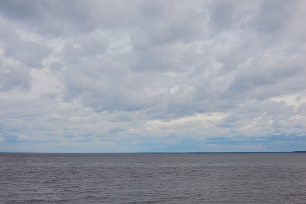 灰色の水の上の曇り雲 プレミアム写真