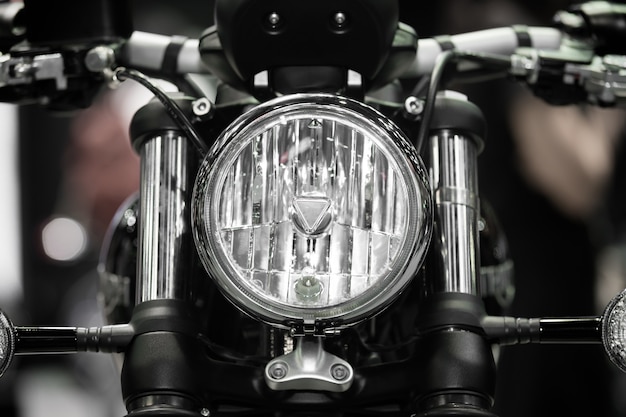 クローズアップ夜のモーターバイクのヘッドライト プレミアム写真