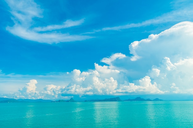 青い空と海または海に美しい白い雲 無料の写真 0428