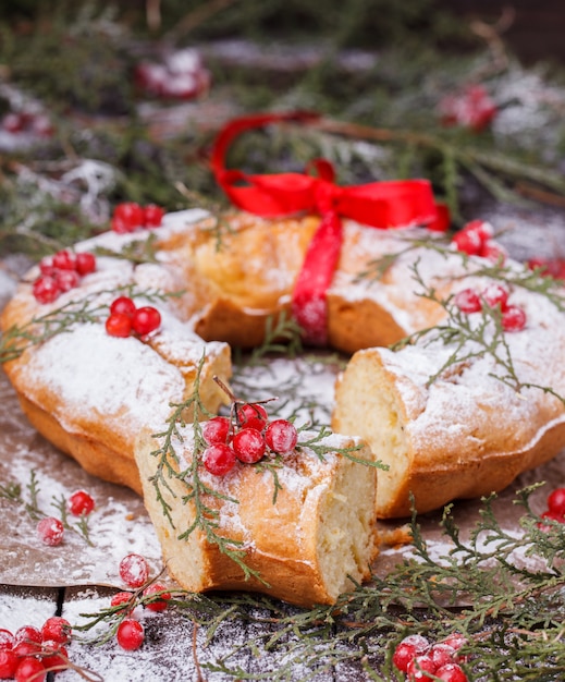 飾りヨーグルトケーキとクリスマスリース プレミアム写真