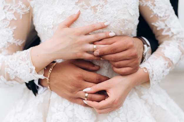 新郎と新婦は結婚指輪、手の正面を着ています。 無料写真