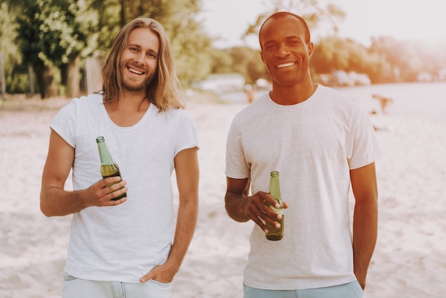 Счастливые люди с пивными бутылками на сансет бич | Премиум Фото