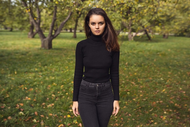 Девушка в черном свитере