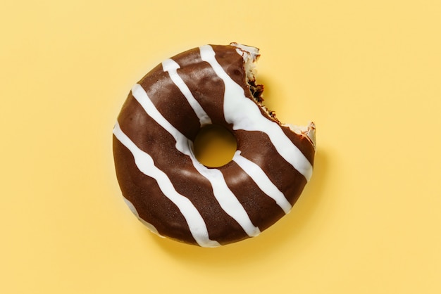 Шоколадный пончик на белом фоне